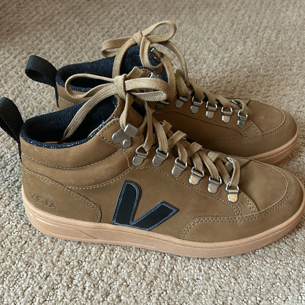 *LIKE NEW!* Veja Roraima Shoe Boot - Women's (US 6)